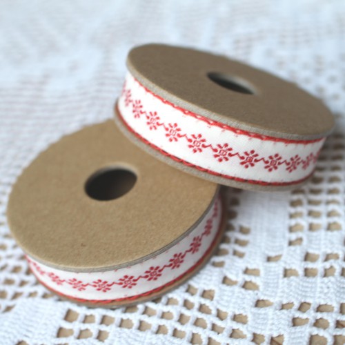 Rolle Web-Band mit Stick-Muster Blumen & Muschelkante 3 m