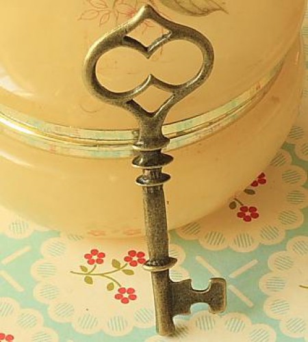 kleiner vintage Key Schlüssel Charm