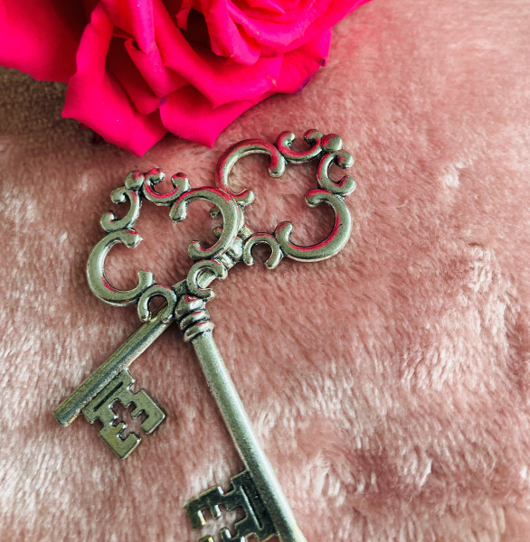 2 Stk. vintage Key Schlüssel Charm 7cm