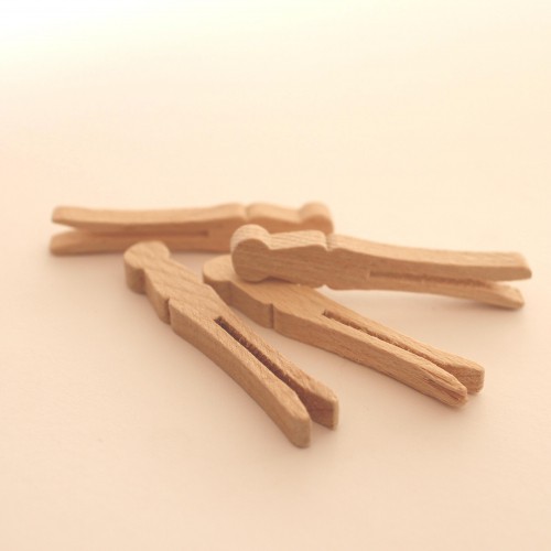 4 kleine flache Wäscheklammern vintage aus Holz