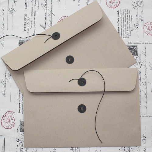 Button String Briefumschlag Kraftpapier beige C5