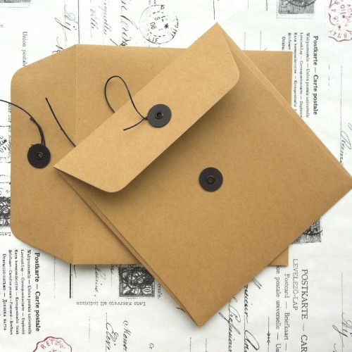 Button String Briefumschlag Kraft braun 15x15cm