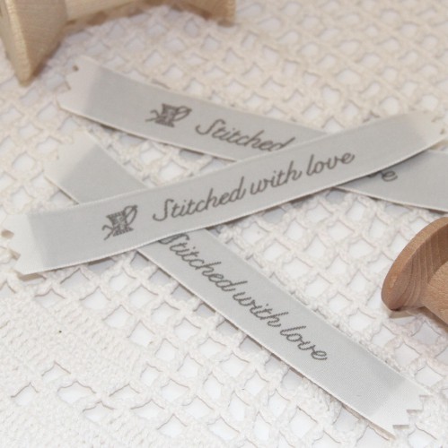 3 gewebte Etiketten stitched with love