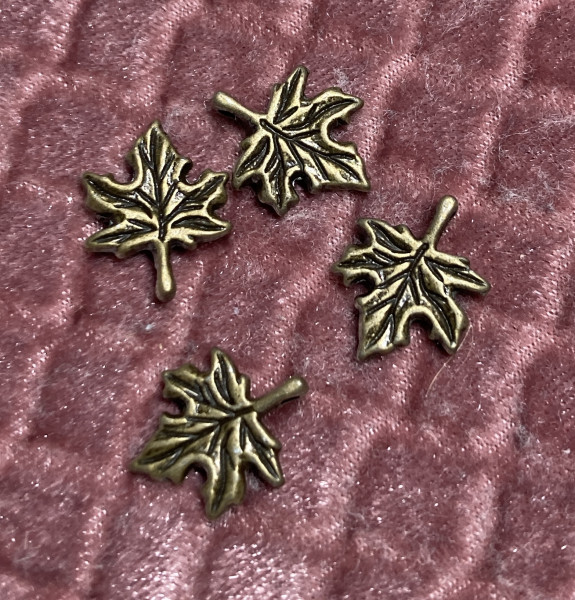 10 Stk. Charm Blätter Ahornblatt Bronze