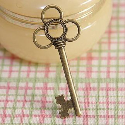 2 Stk. vintage Key Schlüssel Charm 6cm