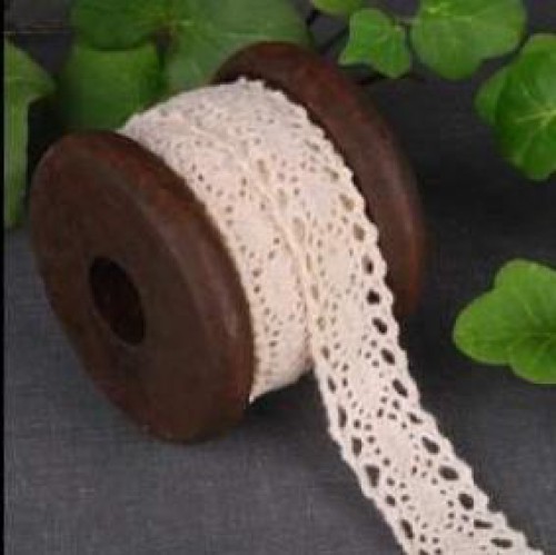 2 Meter Spitze creme auf Holzspule